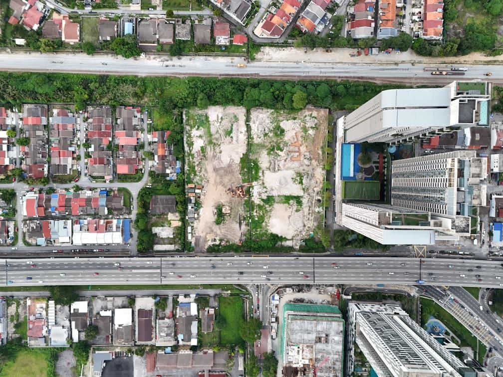 Old Klang Road land parcel bracketed by highway and KTM rail corridor, aerial top-down